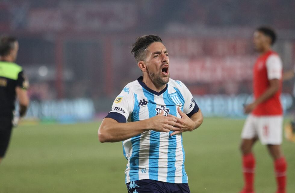 Gabriel Hauche reventó el travesaño y se perdió el primero de Racing contra Arsenal