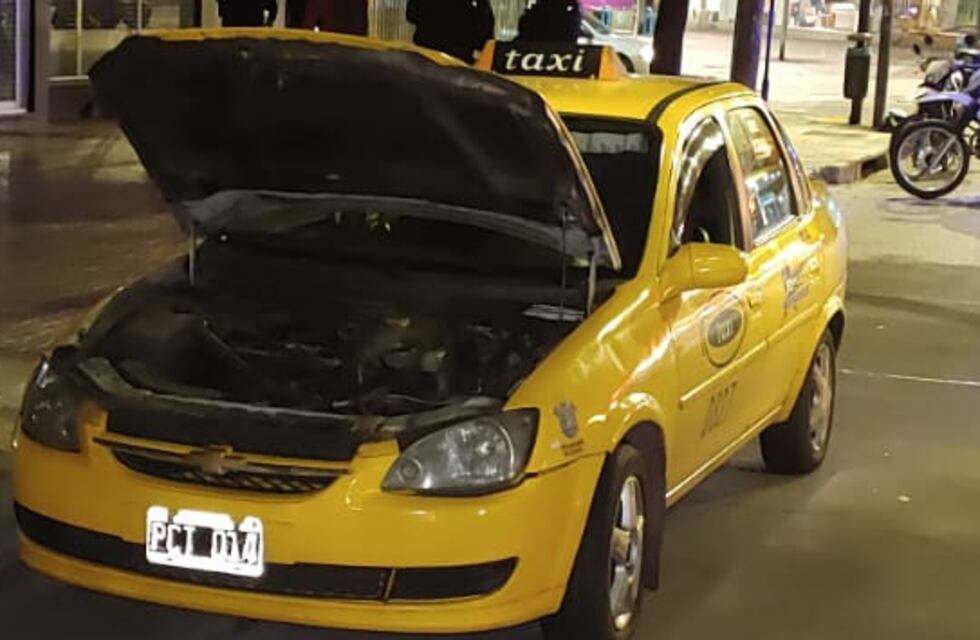 Córdoba: un taxista prendió el encendedor adentro de su auto y terminó quemado