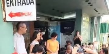 Vecinos de Oberá protestan frente a la CELO por tarifas exorbitantes.