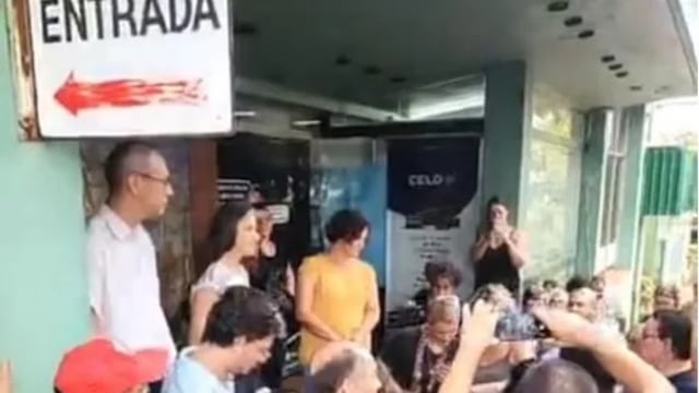 Vecinos de Oberá protestan frente a la CELO por tarifas exorbitantes.
