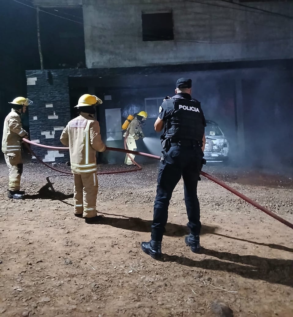 Incendio parcial de un automóvil en El Soberbio durante la madrugada.