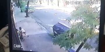 El momento exacto en que la mujer apuñala a su expareja. Twitter @clarincom
