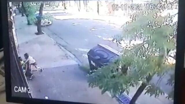 El momento exacto en que la mujer apuñala a su expareja. Twitter @clarincom