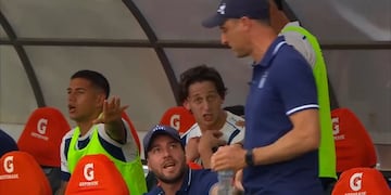 La bronca del paraguayo Matías Galarza por ser reemplazado en el primer tiempo en Talleres (Captura).