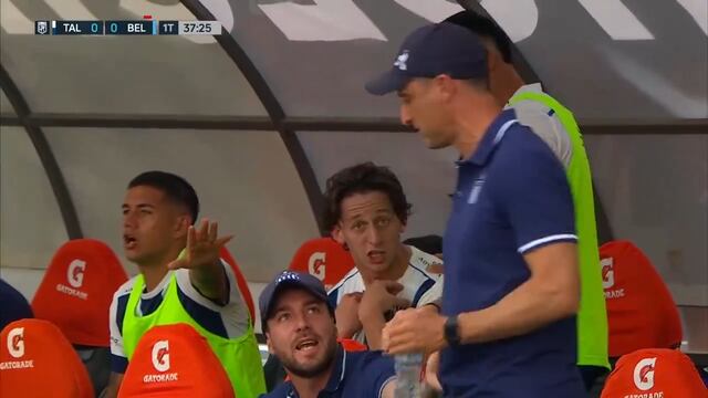 La bronca del paraguayo Matías Galarza por ser reemplazado en el primer tiempo en Talleres (Captura).