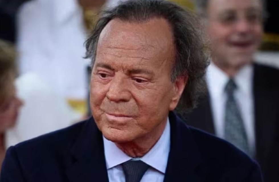 Julio Iglesias se defendió de las denuncias de abuso y mostró chats con sus exempleadas: “La evidencia es clara”
