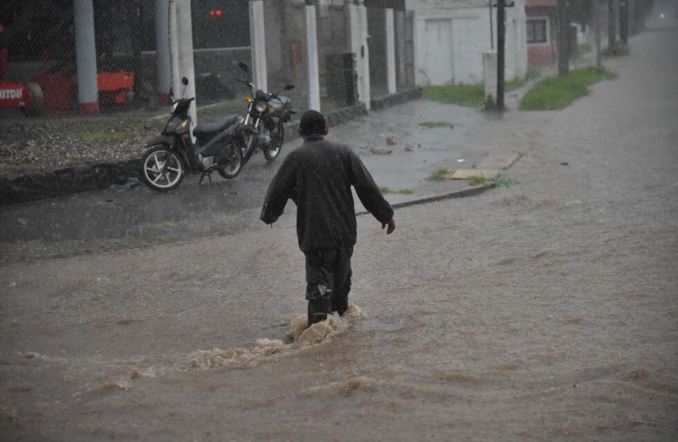 Más de 50 evacuados, calles anegadas y árboles caídos: las consecuencias del temporal en Córdoba