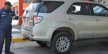 Un vehículo es controlado por las autoridades en el control fitosanitario de Desaguadero. Se decomisan frutas y hortalizas. Gentileza