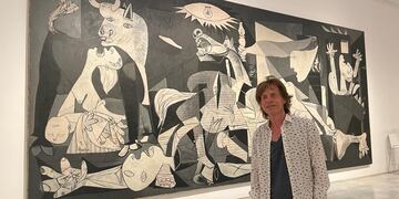 Mick Jagger junto al Guernica de Picasso en el Reina Sofía