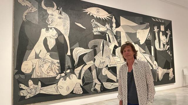 Mick Jagger junto al Guernica de Picasso en el Reina Sofía