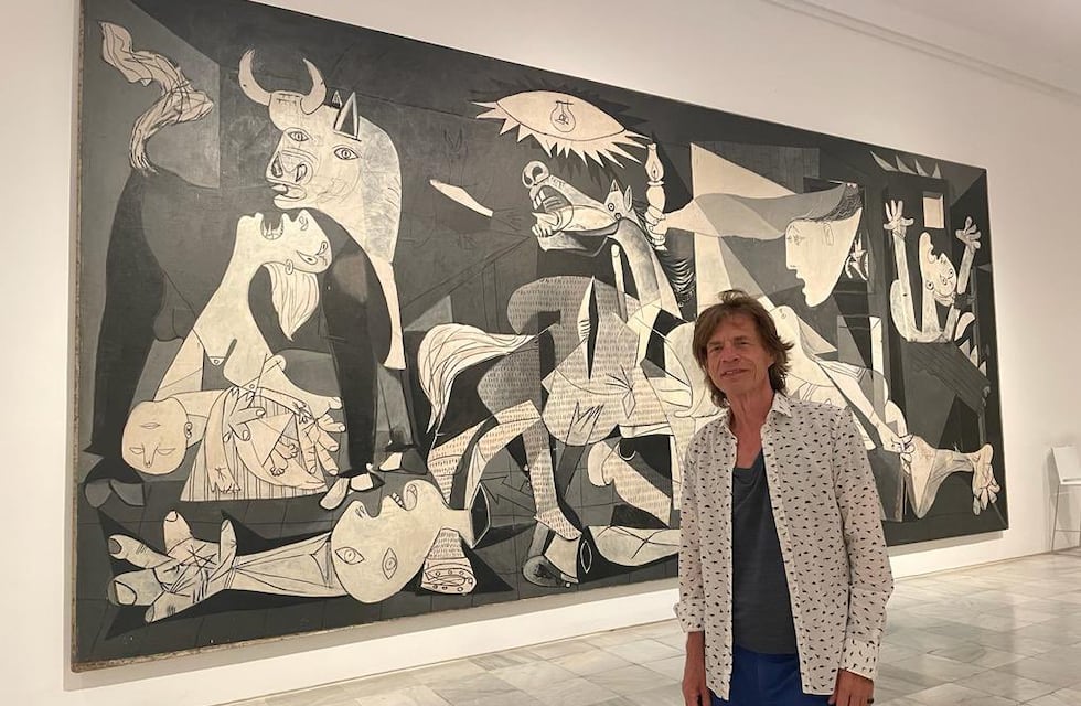 Polémica en las redes por la foto de Mick Jagger con el “Guernica” de Picasso ya que el museo lo prohíbe