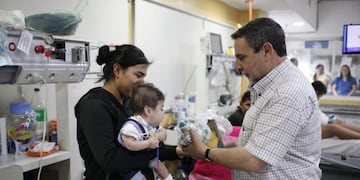 El ministro de Salud Pública celebró la Navidad junto a los niños del hospital.