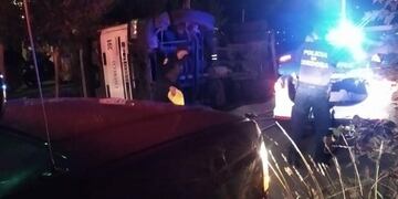 Un camión de COTRECO volcó en barrio La Cuesta.