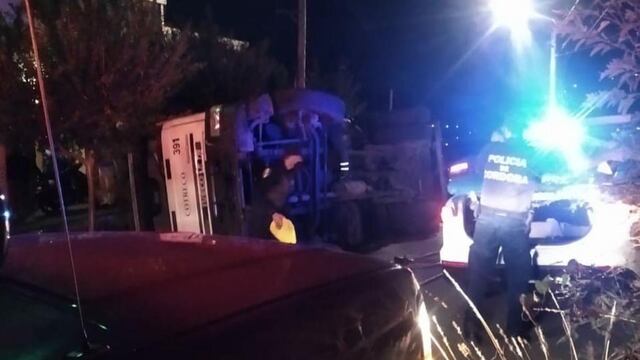Un camión de COTRECO volcó en barrio La Cuesta.