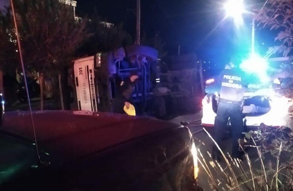 Un camión recolector de basura volcó en el barrio La Cuesta