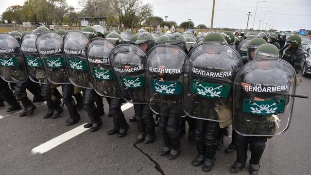 Cruces con la Policía durante la protesta de ATE contra la presencia de Milei en Córdoba (José Gabriel Hernández).