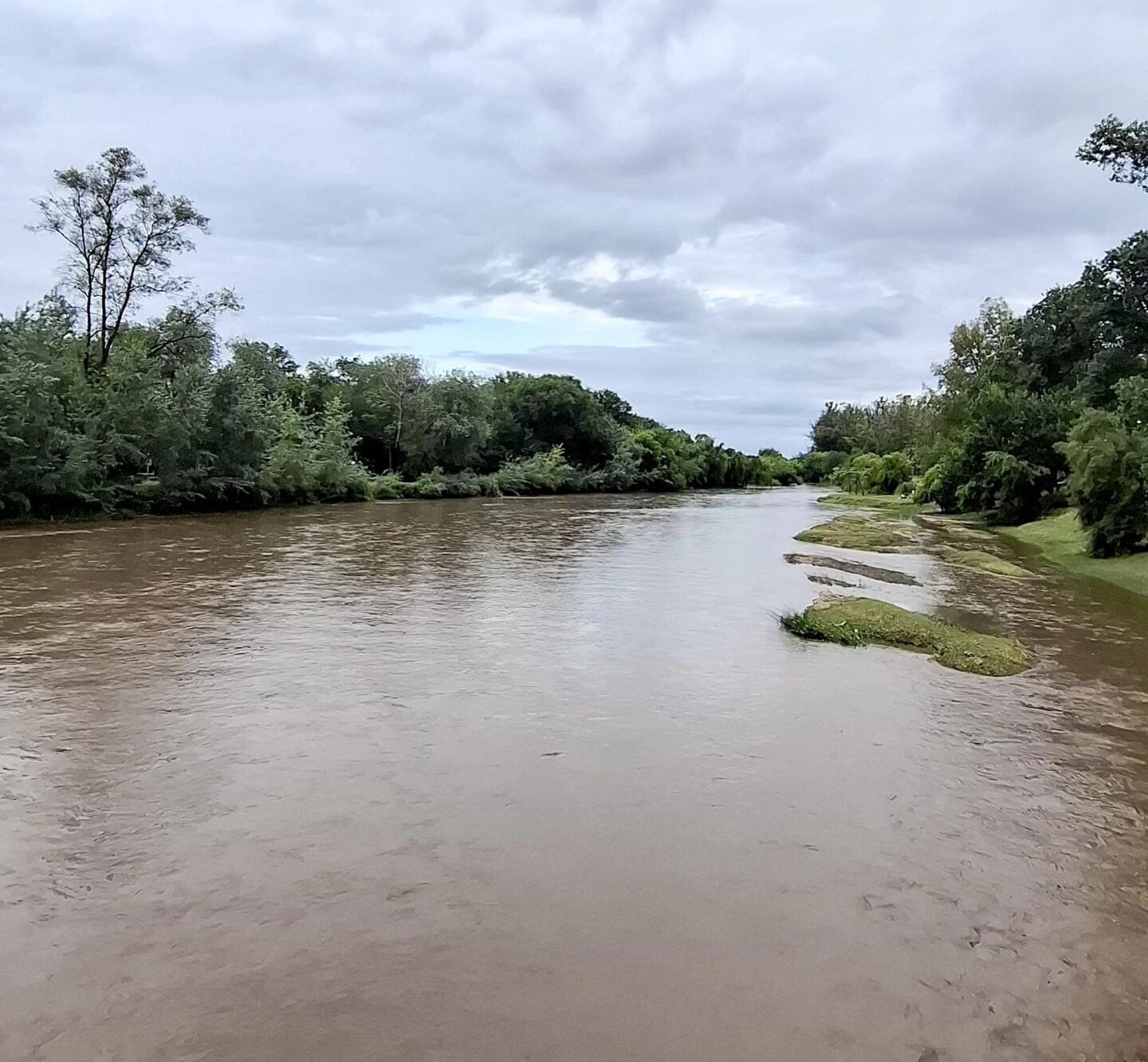Bandera Roja en la costa del Río Xanaes en Arroyito por la creciente