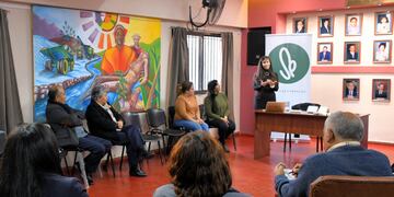 Personal y miembros del Concejo Deliberante capitalino participaron en el taller "Seamos parte de la solución" sobre uso responsable de papel.