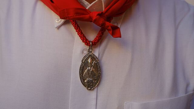 Un participante del grupo musical local "Los Auroros" con una medallita de San Fermín. (AP /Alvaro Barrientos)