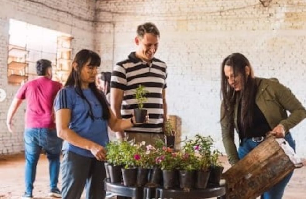 Vecinos de Leandro N. Alem intercambiaron reciclabes por plantines en una nueva jornada de Eco Canje