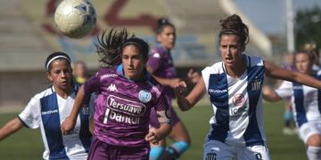 Noelia Rodríguez y Sofía Belmar marcando a Romina Gómez en el Belgrano-Talleres de la Copa Córdoba (Facundo Luque / La Voz)