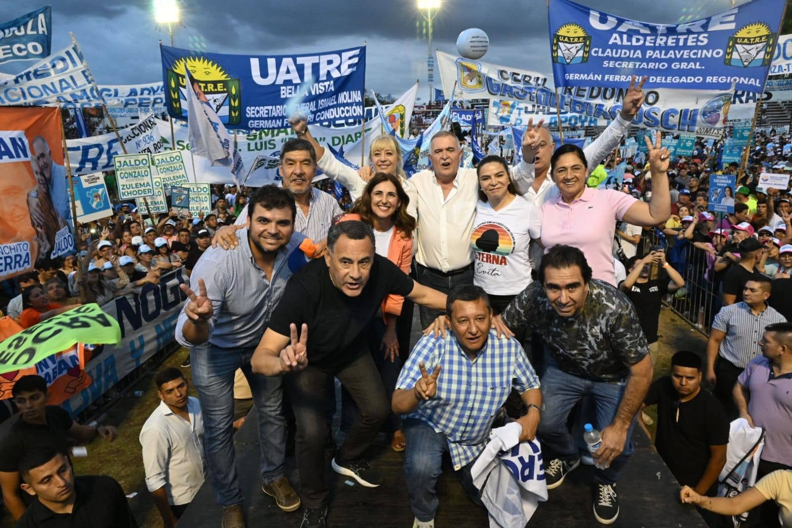 Arriba: el vicegobernador Miguel Acevedo; la intendenta de San Miguel de Tucumán, Rossana Chahla; la legisladora Carolina Vargas Aignasse; el candidato a diputado naciona, Osvaldo Jaldo;  y las candidatas a diputadas nacional, Gladys Medina y Elia Fernández.: ,
Abajo El ministro de Gobierno, Regino Amado; el intendente de Monteros, Francisco Serra; el ministro del interior, Dario Montero y el presidente subrogante de la Legislatura, Sergio Mansilla