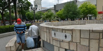 Los sanitarios de la plaza San Martín son los más usados de la ciudad. (Foto: archivo/Raimundo Viñuelas)