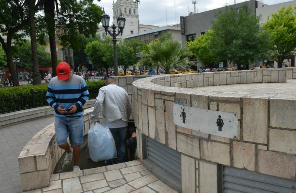Baños rotos en la Plaza San Martín: pañales, telas y toallitas femeninas entre las causas
