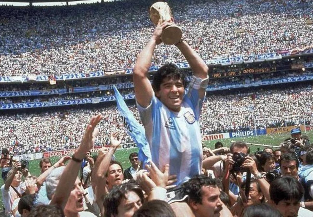Diego Maradona levanta la copa en el Mundial de México '86.