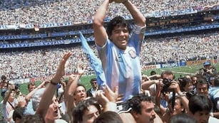 Diego Maradona levanta la copa en el Mundial de México '86.