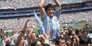 Diego Maradona levanta la copa en el Mundial de México '86.