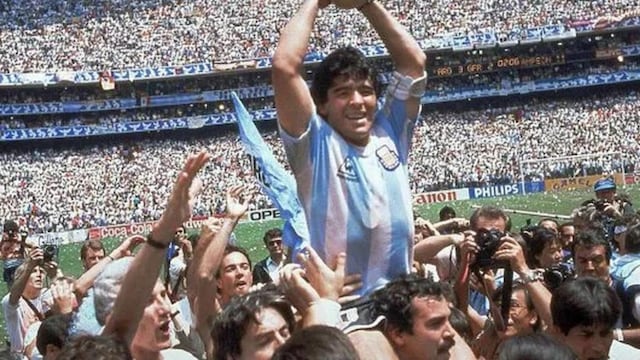 Diego Maradona levanta la copa en el Mundial de México '86.