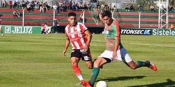 Santiago Rodríguez no llega al cruce. Instituto perdió el invicto ante Agropecuario (Prensa Agropecuario).