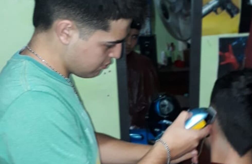 Joven maipucino vendió sus patinetas para pagar sus estudios y ahora tiene una peluquería