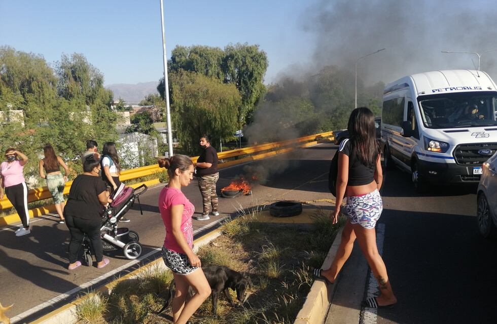 Cortaron el tránsito en el Corredor del Oeste en reclamo de falta de agua
