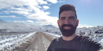 Tomás Barrios viaja por la provincia ofreciendo sus servicios como técnico en informática y muestra los pueblos que recorre a través de su canal de YouTube.