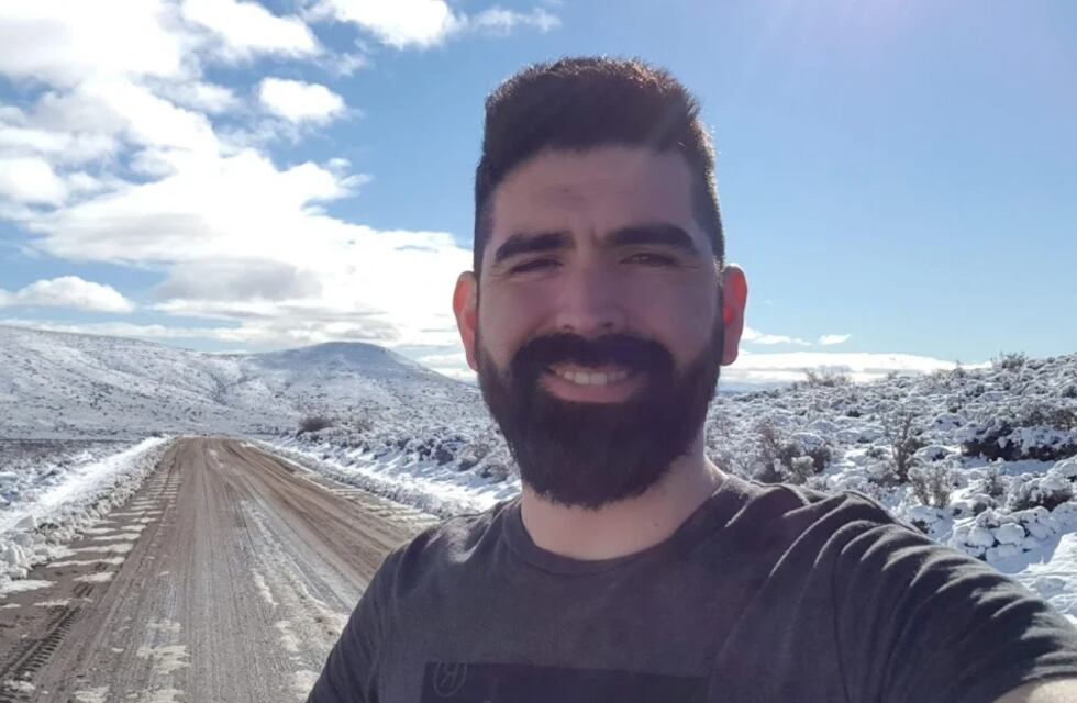 Un youtuber chubutense recorre el interior de la Patagonia arreglando computadoras