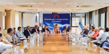 Acevedo se reunió con representantes de la FET y Cámara de Comercio.