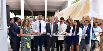 EL gobernador cortó la cinta inaugural en una modernizada Escuela de Mancopa.
