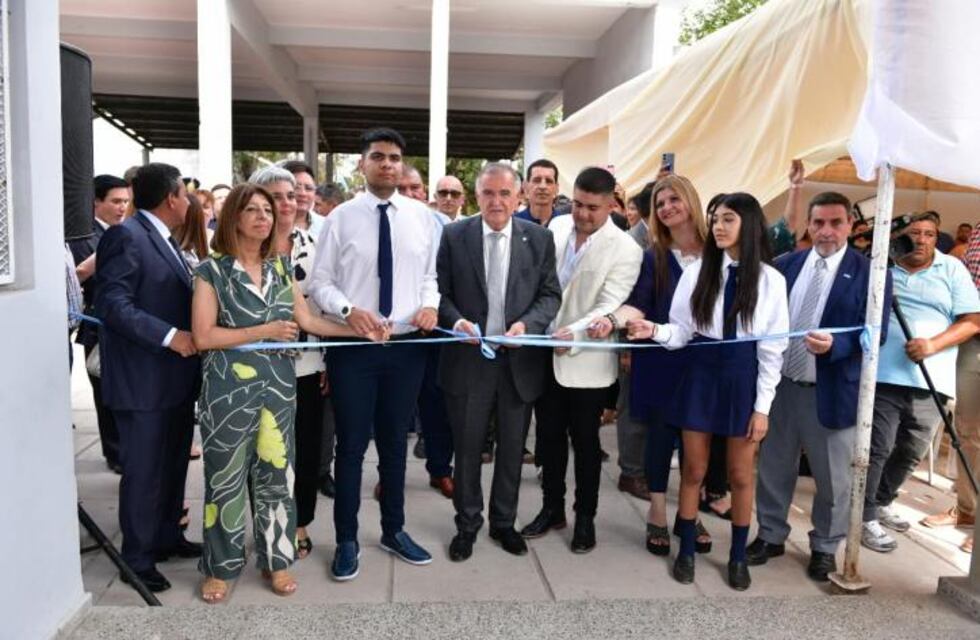 El gobernador inauguró importante obra en la escuela de Mancopa