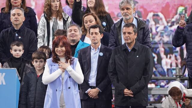 Cristina Kirchner junto a Máximo Kirchner, Eduardo "Wado" De Pedro y Sergio Massa en Plaza de Mayo. Foto: Clarín.