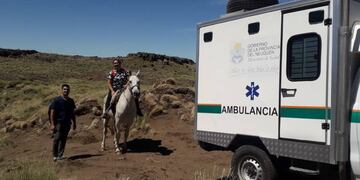 Médicos del Hospital José Venier atendieron a un paciente en medio de la montaña y regresaron a caballo.