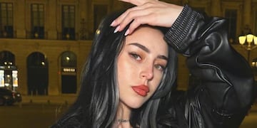 Nicki Nicole apostó al total black con un microvestido y botas metalizadas