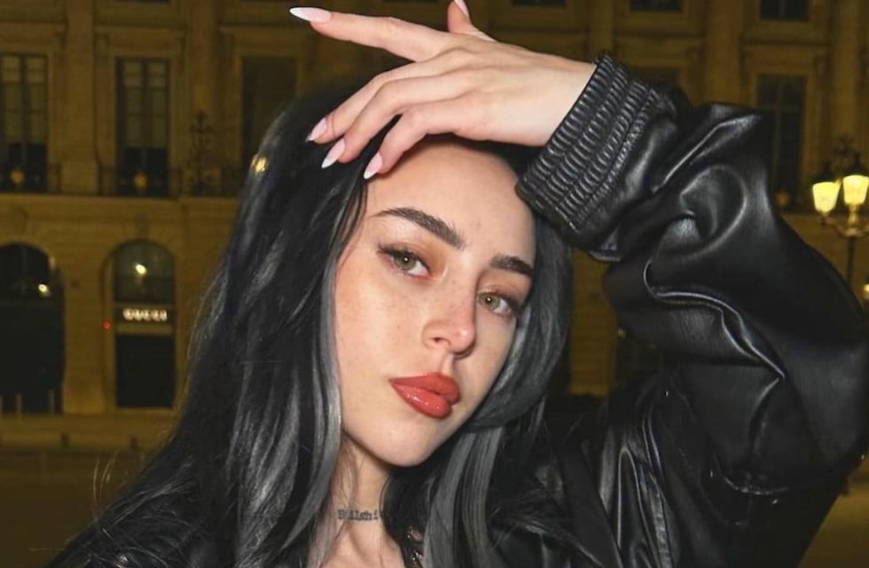 El look urbano con el que Nicki Nicole conquistó las calles de París