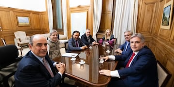 Martín Llaryora se reunió con Guillermo Francos, Karina Milei, Luis Caputo, Gustavo Spaenz, Raúl Jalil y Osvaldo Jaldo. (X / @GAFrancosOk)