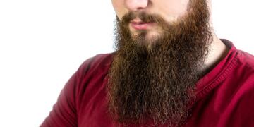 Un grupo de hombres hizo la cadena de barbas más larga del mundo.