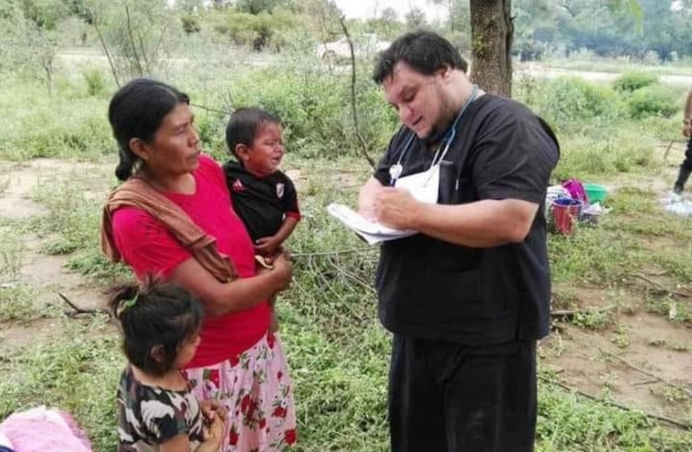 Amor por la profesión y el prójimo, Pablo es un médico salteño que recorre los parajes curando a los que más lo necesitan