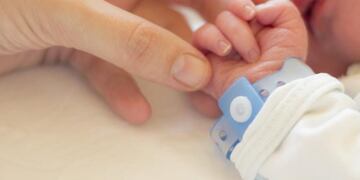 La OMS alertó sobre los riesgos de separar a los recién nacidos de sus madres con coronavirus.