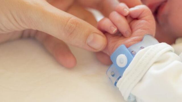 La OMS alertó sobre los riesgos de separar a los recién nacidos de sus madres con coronavirus.