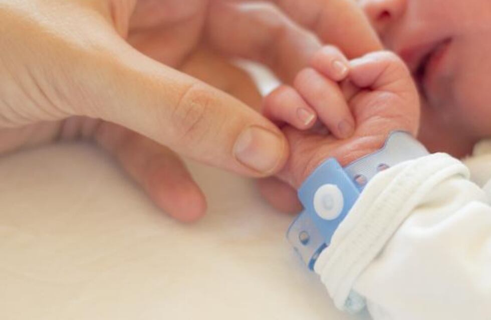 La OMS alertó sobre los riesgos de separar a los recién nacidos de sus madres con coronavirus